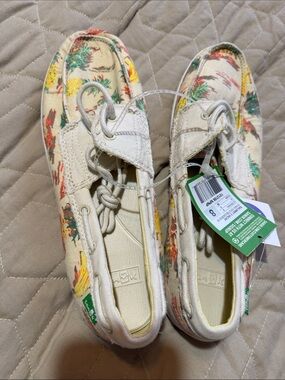 Hawaiian Sanuk shoes size 8 NWT